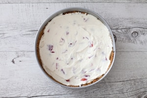 Preparazione Sbriciolata alle fragole senza cottura - Fase 3