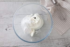 Preparazione Sbriciolata alle fragole senza cottura - Fase 2