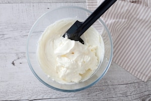 Preparazione Sbriciolata alle fragole senza cottura - Fase 2