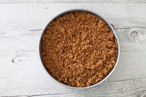 Preparazione Sbriciolata alle fragole senza cottura - Fase 4