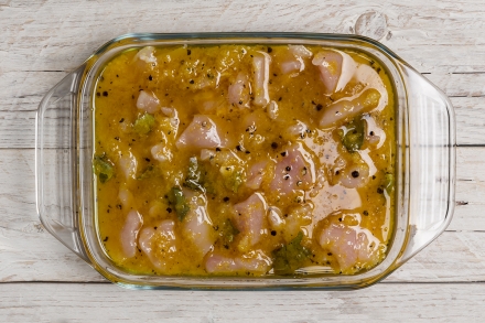 Preparazione Spiedini di pollo al limone e miele - Fase 1 Preparazione Spiedini di pollo al limone e miele - Fase 1