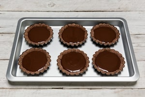 Preparazione Tartellette al cioccolato e frutta secca - Fase 4
