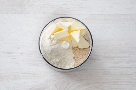 Preparazione Torta alle mandorle con pere e cioccolato - Fase 1 Preparazione Torta alle mandorle con pere e cioccolato - Fase 1