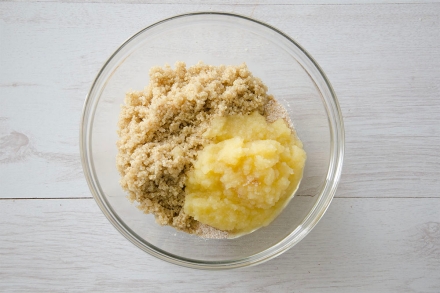 Preparazione Torta di mele e quinoa - Fase 3 Preparazione Torta di mele e quinoa - Fase 3