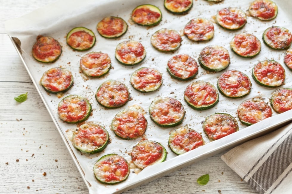 Pizzette di zucchine con pomodoro e mozzarella ricetta