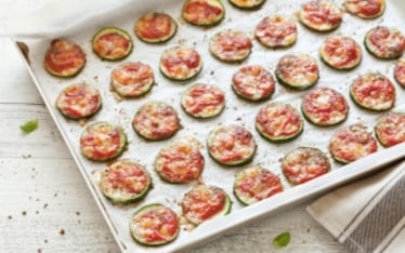 Pizzette di zucchine con pomodoro e mozzarella