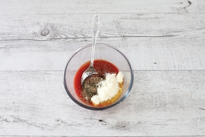 Preparazione Pizzette di zucchine con pomodoro e mozzarella - Fase 1