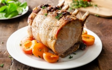 Carré di maiale con albicocche e bacon