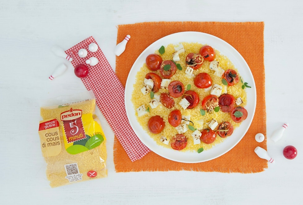 Cous cous freddo con pomodorini alla feta, limone e aromatiche ricetta