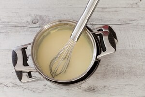 Preparazione Crostata al cioccolato bianco e fragole - Fase 2