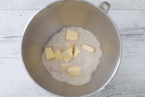 Preparazione Crostata alle ciliegie di Vignola con frangipane alle nocciole - Fase 1