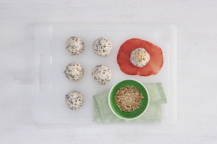 Preparazione Fagottini di bresaola con polpettine ai pinoli e melone - Fase 2 Preparazione Fagottini di bresaola con polpettine ai pinoli e melone - Fase 2