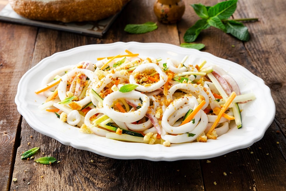 Insalata di calamari, verdure e briciole croccanti ricetta