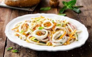 Insalata di calamari, verdure e briciole croccanti