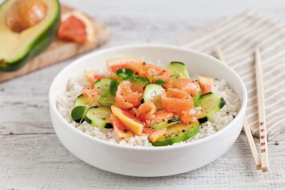 Insalata di riso con salmone, avocado, pompelmo rosa e cetriolo  ricetta