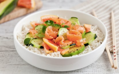 Insalata di riso con salmone, avocado, pompelmo rosa e cetriolo 
