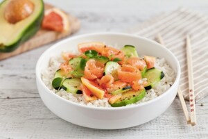 Preparazione Insalata di riso con salmone, avocado, pompelmo rosa e cetriolo  - Fase 3