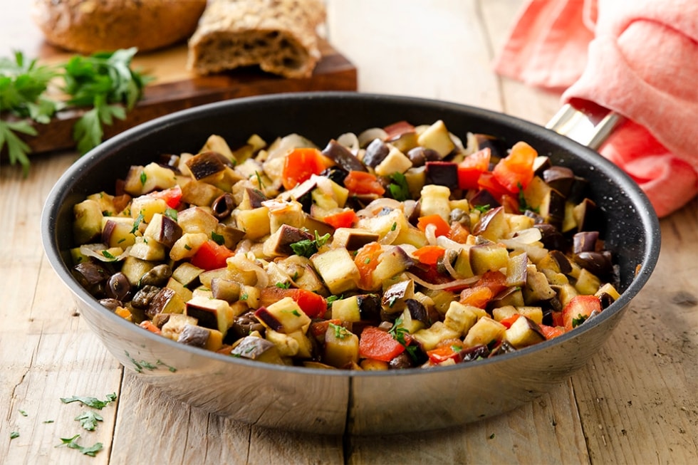 Melanzane in padella con olive e capperi ricetta