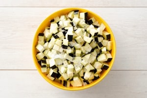 Preparazione Melanzane in padella con olive e capperi - Fase 1