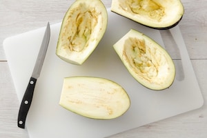 Preparazione Melanzane ripiene con mozzarella - Fase 1