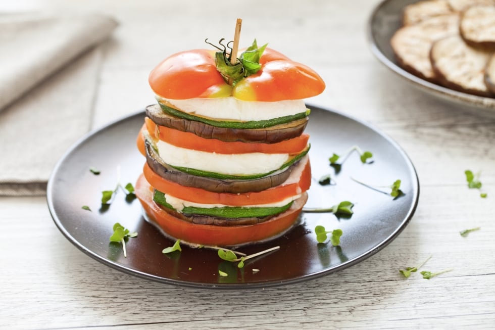 Millefoglie estiva di mozzarella, pomodoro, melanzane e zucchine  ricetta