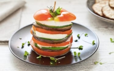 Millefoglie estiva di mozzarella, pomodoro, melanzane e zucchine 