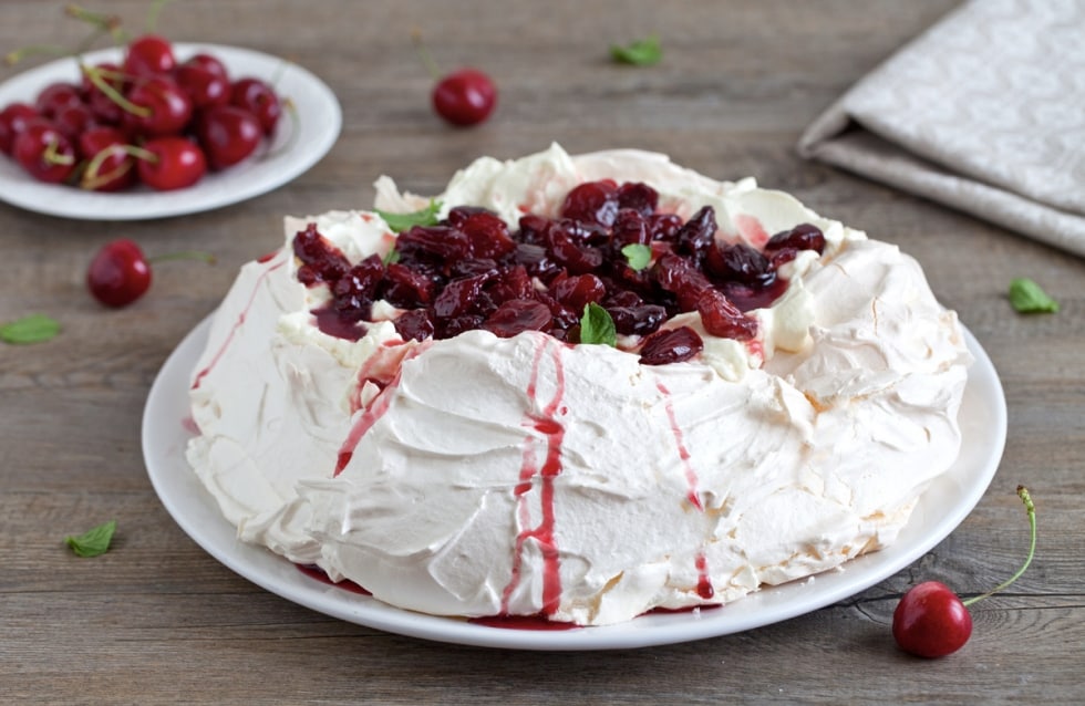 Pavlova con ciliegie di Vignola al vino rosso e crema al mascarpone ricetta