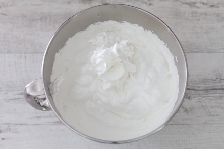 Preparazione Pavlova con ciliegie di Vignola al vino rosso e crema al mascarpone - Fase 1 Preparazione Pavlova con ciliegie di Vignola al vino rosso e crema al mascarpone - Fase 1