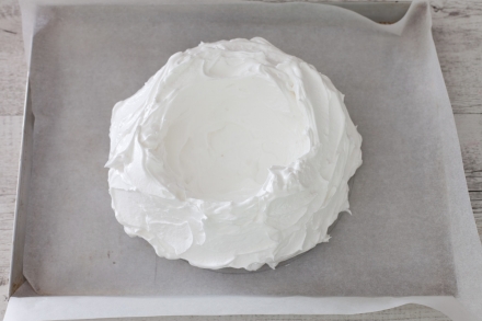 Preparazione Pavlova con ciliegie di Vignola al vino rosso e crema al mascarpone - Fase 2 Preparazione Pavlova con ciliegie di Vignola al vino rosso e crema al mascarpone - Fase 2