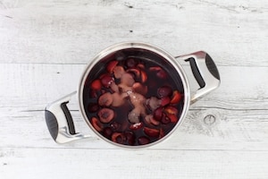 Preparazione Pavlova con ciliegie di Vignola al vino rosso e crema al mascarpone - Fase 3