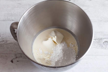Preparazione Pavlova con ciliegie di Vignola al vino rosso e crema al mascarpone - Fase 3 Preparazione Pavlova con ciliegie di Vignola al vino rosso e crema al mascarpone - Fase 3