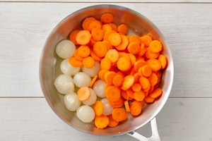 Preparazione Piselli in padella con carote e cipolline - Fase 1