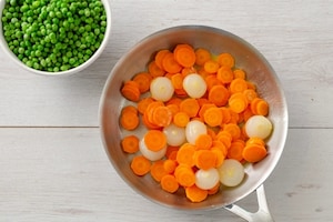 Preparazione Piselli in padella con carote e cipolline - Fase 1