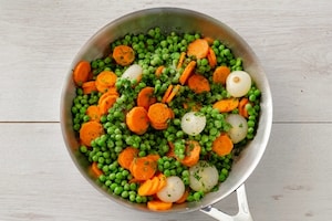 Preparazione Piselli in padella con carote e cipolline - Fase 2