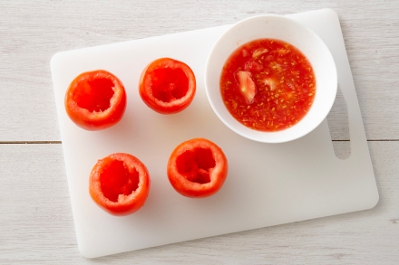 Preparazione Pomodori ripieni ai formaggi - Fase 1 Preparazione Pomodori ripieni ai formaggi - Fase 1