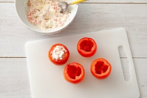Preparazione Pomodori ripieni ai formaggi - Fase 3