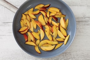 Preparazione Rose di pasta sfoglia alle pesche - Fase 1