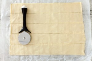 Preparazione Rose di pasta sfoglia alle pesche - Fase 1