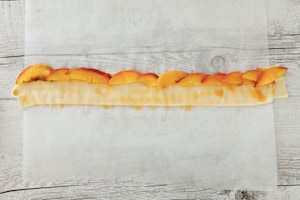 Preparazione Rose di pasta sfoglia alle pesche - Fase 2