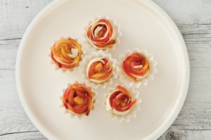 Preparazione Rose di pasta sfoglia alle pesche - Fase 2