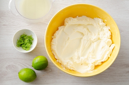 Preparazione Torta a piani con crema profumata al lime - Fase 2 Preparazione Torta a piani con crema profumata al lime - Fase 2