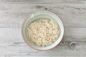 Preparazione Torta salata di pasta sfoglia con riso, spinaci e feta  - Fase 1