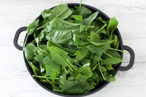 Preparazione Torta salata di pasta sfoglia con riso, spinaci e feta  - Fase 1
