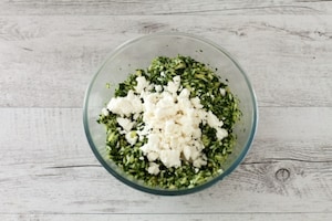 Preparazione Torta salata di pasta sfoglia con riso, spinaci e feta  - Fase 2