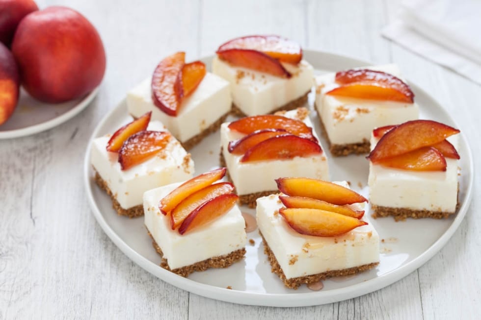 Barrette di cheesecake al cioccolato bianco con pesche caramellate  ricetta