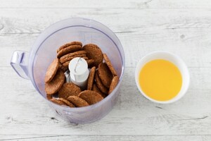 Preparazione Barrette di cheesecake al cioccolato bianco con pesche caramellate  - Fase 1