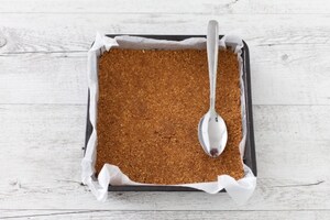 Preparazione Barrette di cheesecake al cioccolato bianco con pesche caramellate  - Fase 1