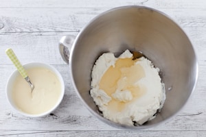 Preparazione Barrette di cheesecake al cioccolato bianco con pesche caramellate  - Fase 2