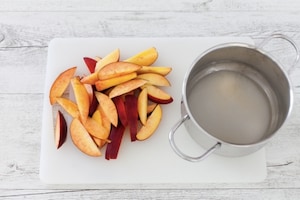 Preparazione Barrette di cheesecake al cioccolato bianco con pesche caramellate  - Fase 3