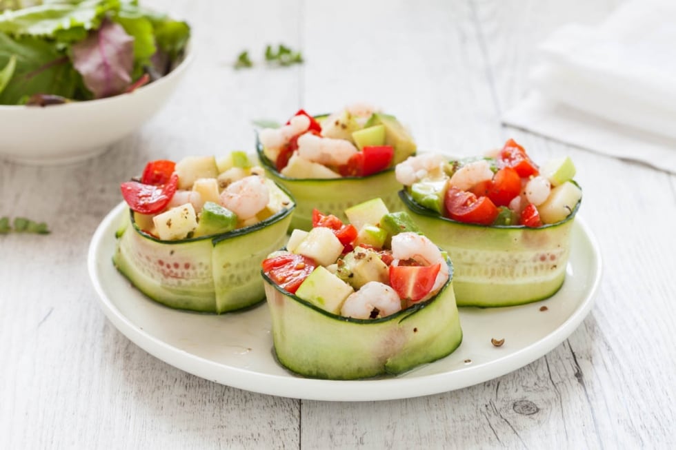 Cestini di cetrioli con avocado, gamberetti, pomodorini e mela ricetta